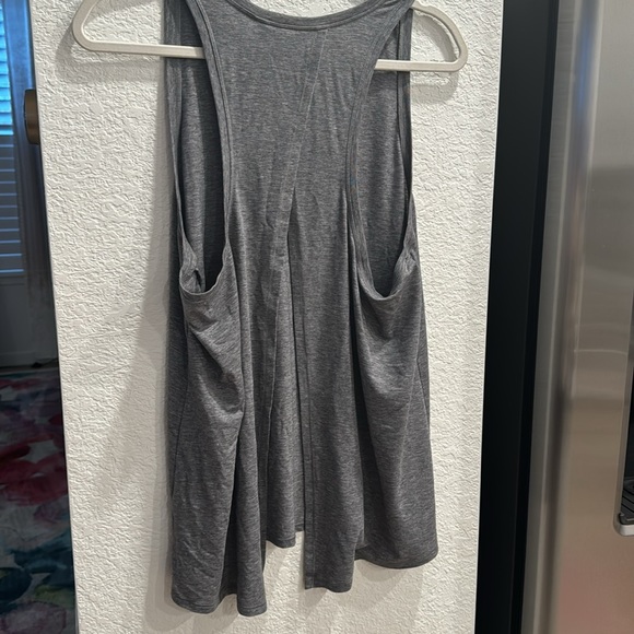 GAP BODY Breathe Gray Flowy Workout Top with Open Tie Back - Picture 3 of 5